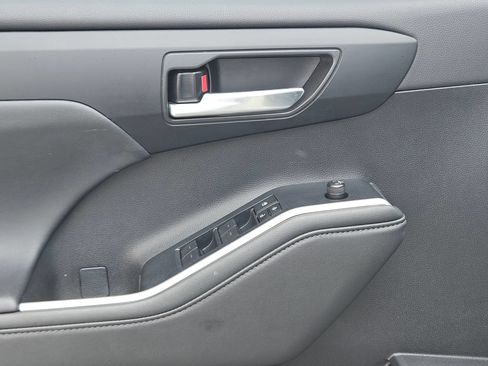 Used 2024 Toyota Highlander XSE FWD image 18