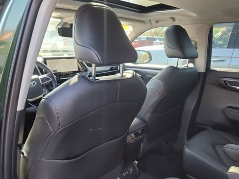 Used 2024 Toyota Highlander Limited image 11