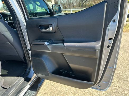 Used 2016 Toyota Tacoma TRD Sport w/ Exterior Package image 10