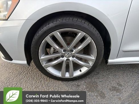 Used 2017 Volkswagen Passat 1.8T R-Line image 9