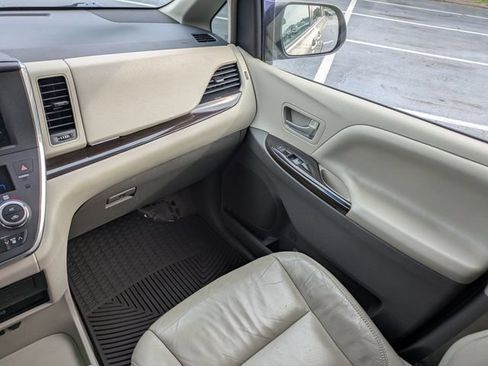 Used 2017 Toyota Sienna XLE Premium FWD image 17