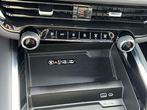 Certified 2025 Chevrolet Suburban Premier image 32