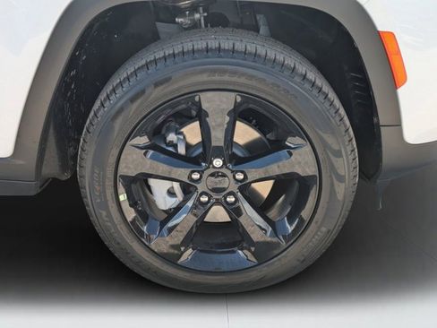 New 2025 Jeep Grand Cherokee Limited w/ Black Appearance Package image 9