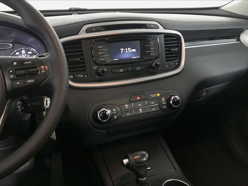 Used 2017 Kia Sorento LX image 8