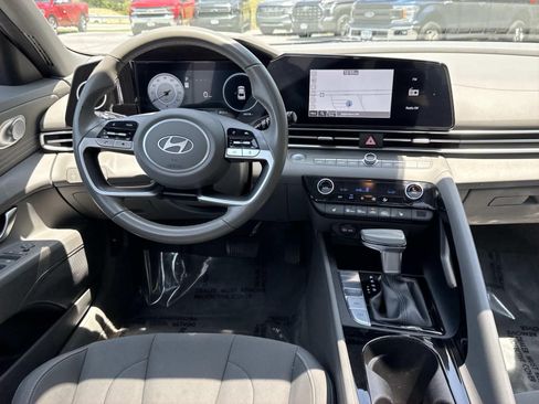 Used 2025 Hyundai Elantra SEL FWD image 8