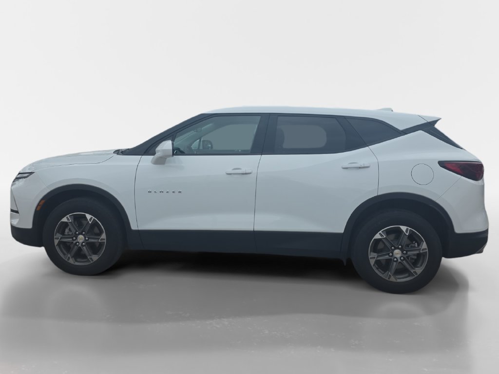 Used 2025 Chevrolet Blazer LT AWD/4WD image 2