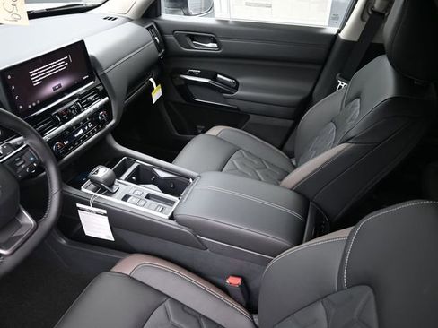 New 2026 Nissan Pathfinder Platinum FWD image 16