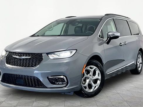 Used 2023 Chrysler Pacifica Limited FWD image 3