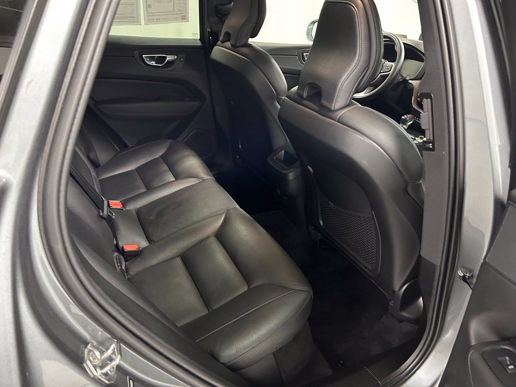 Used 2021 Volvo XC60 T5 Momentum w/ Climate Package AWD/4WD image 14