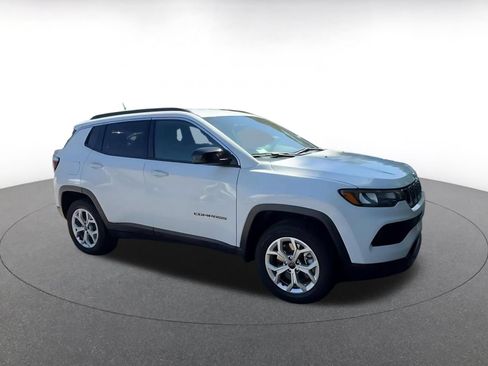 Used 2025 Jeep Compass Latitude AWD/4WD image 2