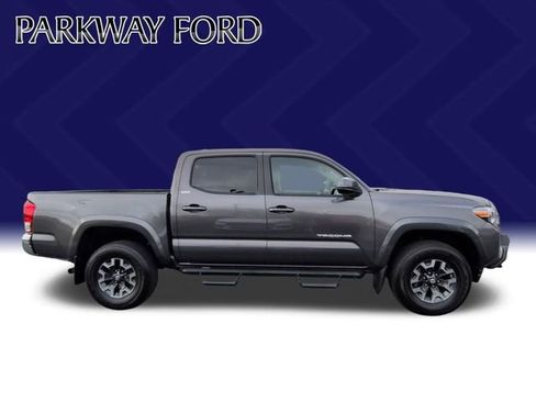 Used 2017 Toyota Tacoma SR5 w/ Tow Package image 6