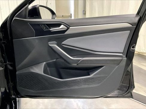 Used 2025 Volkswagen Jetta SE image 24