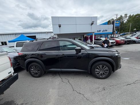Used 2023 Nissan Pathfinder SV w/ SV Premium Package AWD/4WD image 5