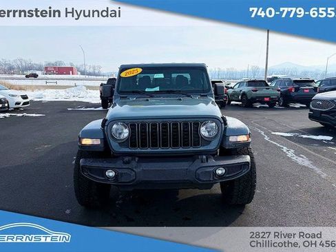 Used 2025 Jeep Gladiator Sport image 2