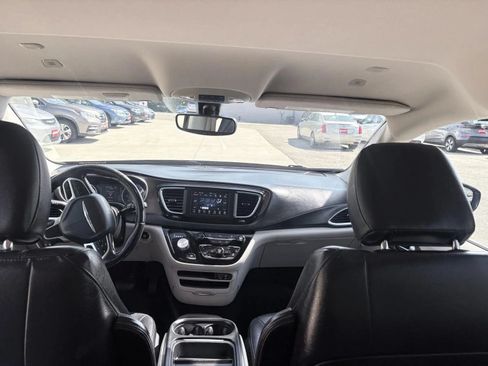 Used 2019 Chrysler Pacifica Touring-L FWD image 13