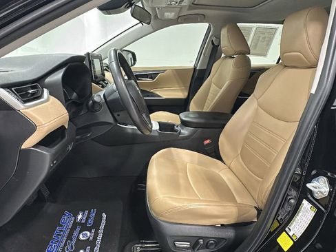 Used 2022 Toyota RAV4 XLE Premium image 10