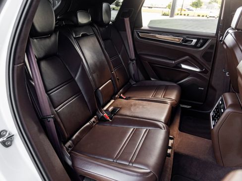 Certified 2023 Porsche Cayenne Turbo AWD/4WD image 43