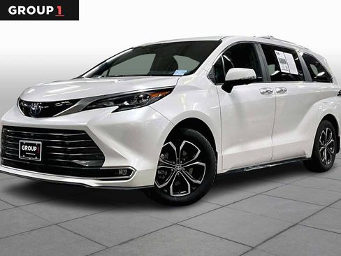 Used 2025 Toyota Sienna Platinum image 1
