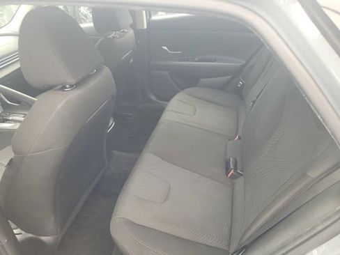 Used 2021 Hyundai Elantra SE FWD image 6