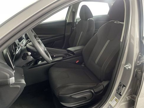 Used 2023 Hyundai Elantra SE w/ Preferred Accessory Package image 19