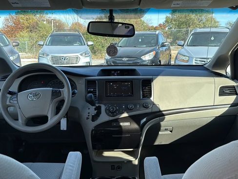 Used 2012 Toyota Sienna LE image 21