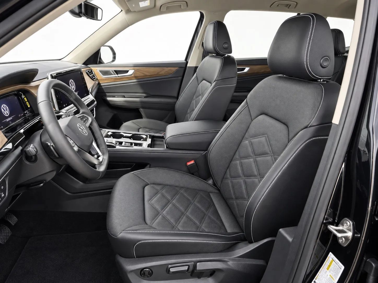 Used 2025 Volkswagen Atlas SE AWD/4WD image 14