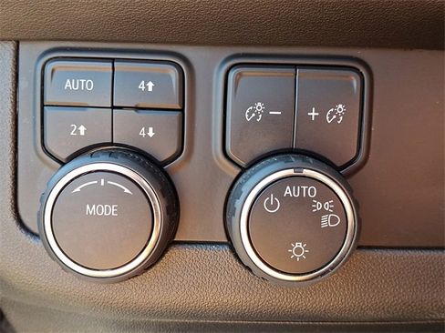 Used 2024 Chevrolet Suburban Premier image 25