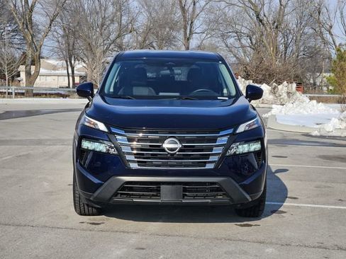 Used 2024 Nissan Rogue SV image 2
