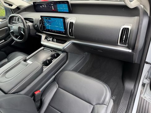 Used 2025 Ford Expedition Platinum AWD/4WD image 17