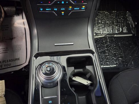 Used 2020 Ford Edge SE FWD image 10