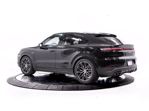 Certified 2026 Porsche Cayenne E-Hybrid Coupe AWD/4WD image 3