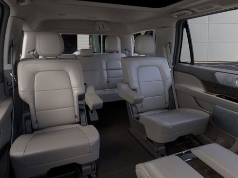 Used 2024 Lincoln Navigator Reserve image 11