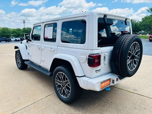 Used 2022 Jeep Wrangler Unlimited Sahara image 2