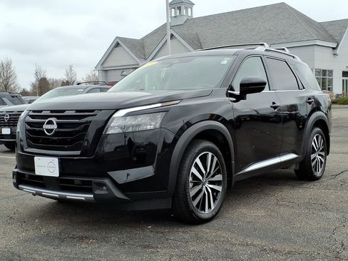 Certified 2025 Nissan Pathfinder Platinum w/ Black Appearance Package image 28