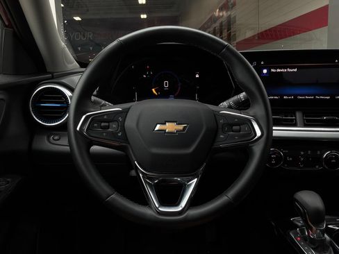 Used 2025 Chevrolet Trax LT w/ LT Convenience Package FWD image 32