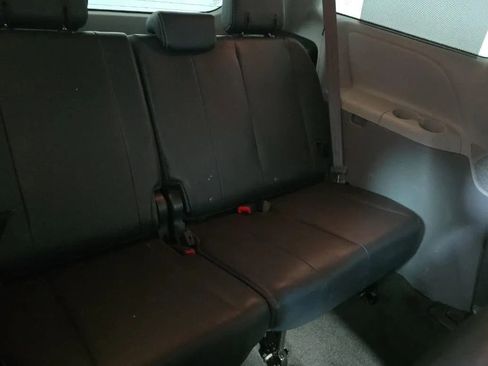 Used 2014 Toyota Sienna SE image 13