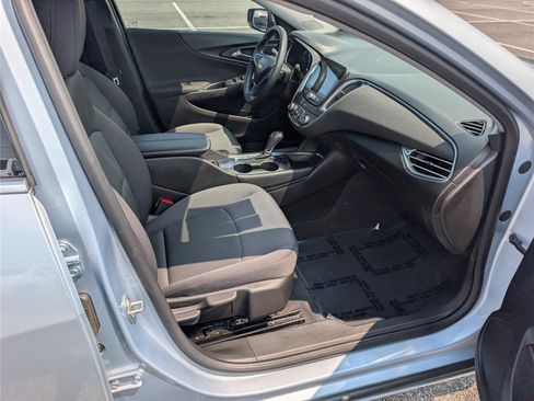 Used 2017 Chevrolet Malibu LT FWD image 10