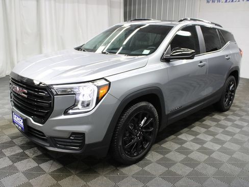 Used 2024 GMC Terrain SLE w/ GMC Pro Grade Package AWD/4WD image 9