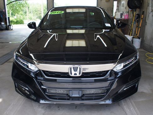 Used 2019 Honda Accord Sport image 2
