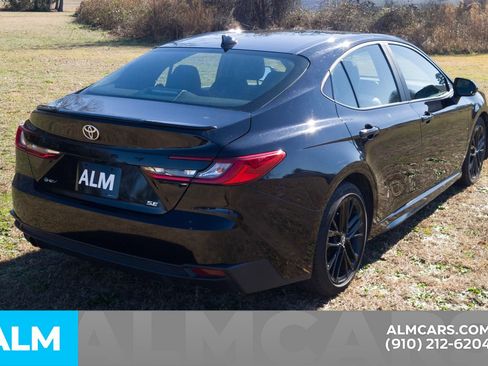 Used 2025 Toyota Camry SE image 6