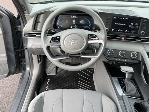 Certified 2025 Hyundai Elantra SE image 12