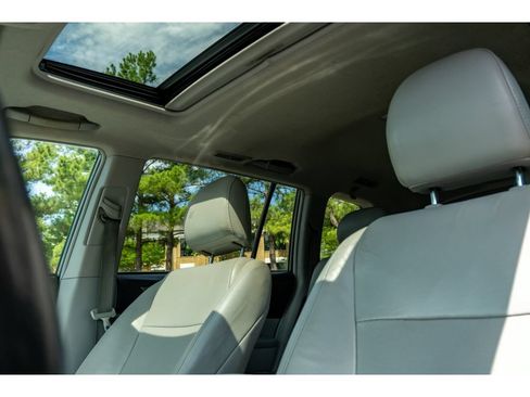 Used 2012 Toyota Highlander Limited w/ Tow Pkg FWD image 11