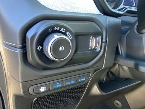 Used 2025 Jeep Wrangler Unlimited Sahara AWD/4WD image 18