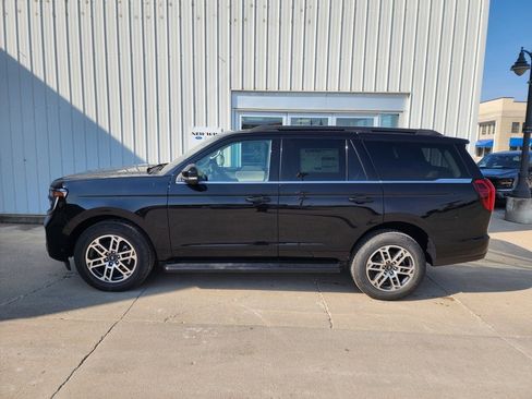 New 2025 Ford Expedition Active image 2