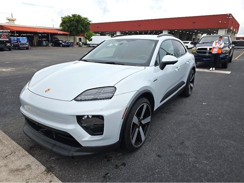 Used 2025 Porsche Macan 4 Electric w/ Premium Package AWD/4WD image 3