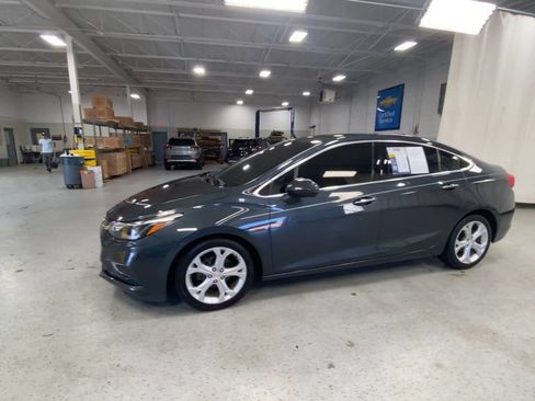 Used 2017 Chevrolet Cruze Premier w/ Enhanced Convenience Package FWD image 6