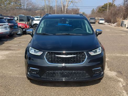 Used 2023 Chrysler Pacifica Limited image 17