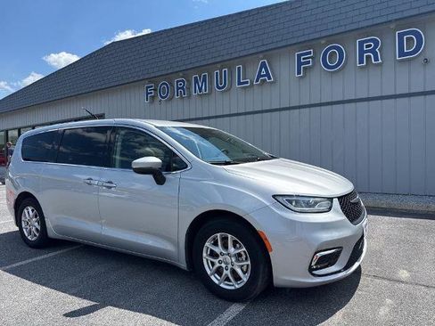 Used 2023 Chrysler Pacifica Touring-L FWD image 1