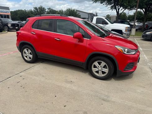 Used 2018 Chevrolet Trax LT w/ LT Convenience Package FWD image 3