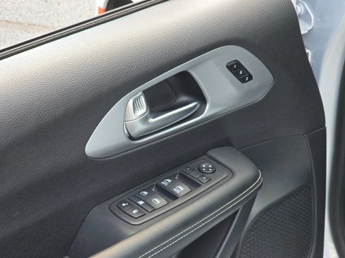 Used 2024 Chrysler Pacifica Limited FWD image 22
